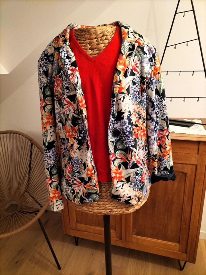 Veste fleurie et t-shirt