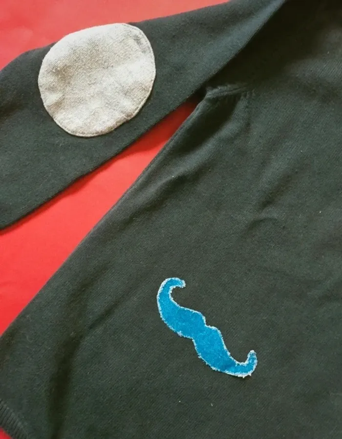 Petit  pull col v moustache 4 ans - photo numéro 2