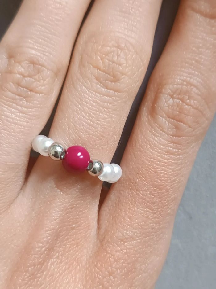 Jolie petite bague en perles
