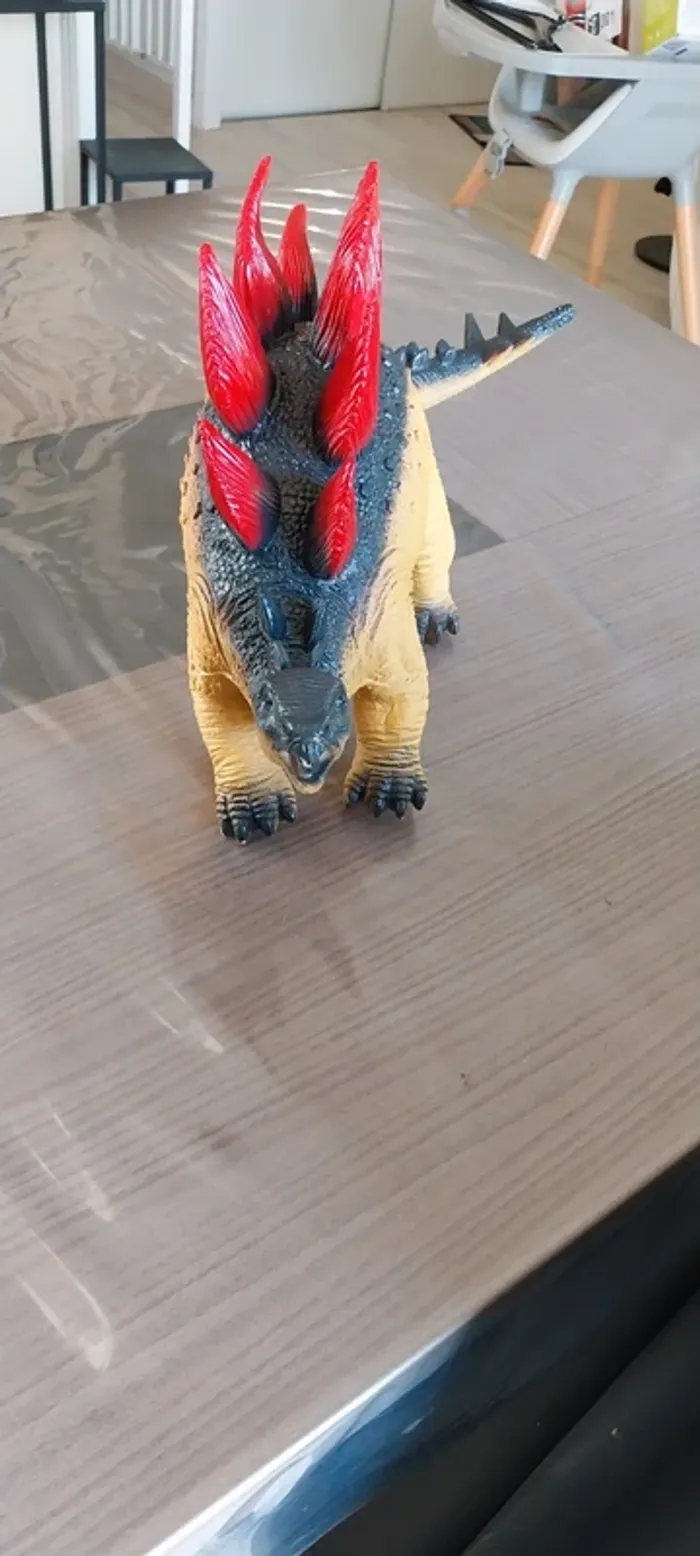 Dinosaure grand modèle en plastique.  Très bon état. - photo numéro 2