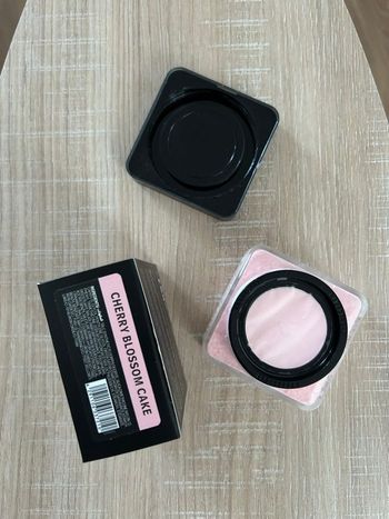 Poudre compact Huda beauty - teinte cherry blossom 