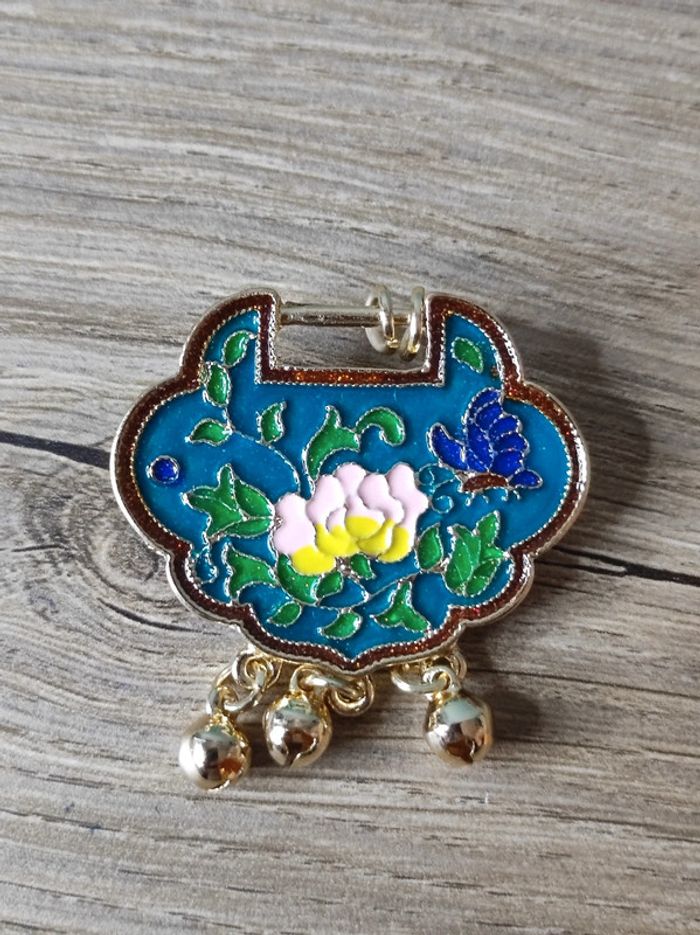 Broche plaque rétro grelots acier