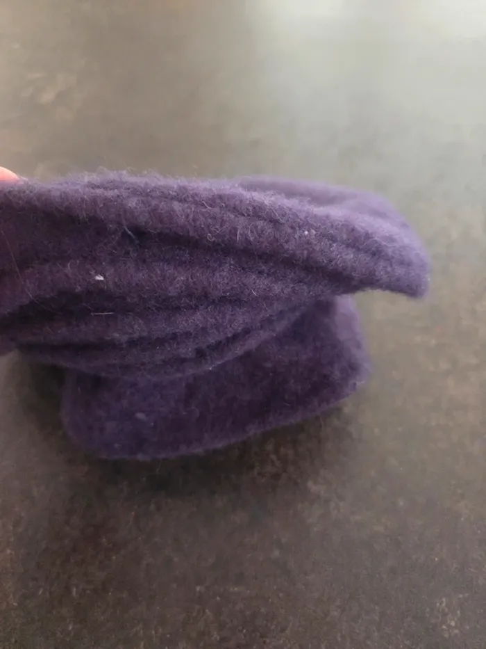 Béret en laine neuf avec étiquette couleur prune