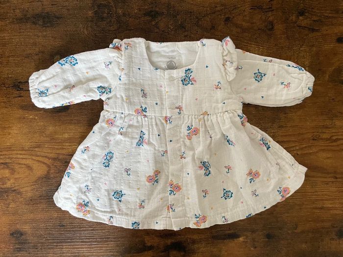 Robe blanche matelassée avec fleurs