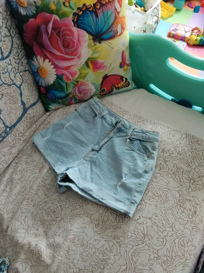 Short jeans taille 32/ 12 ans
