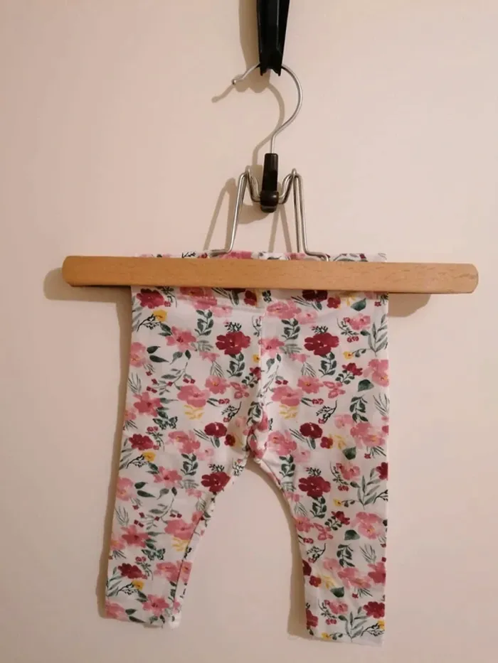 Ensemble primark fille Tee-shirt manches longues et legging motif fleurs 6-9 mois - photo numéro 6