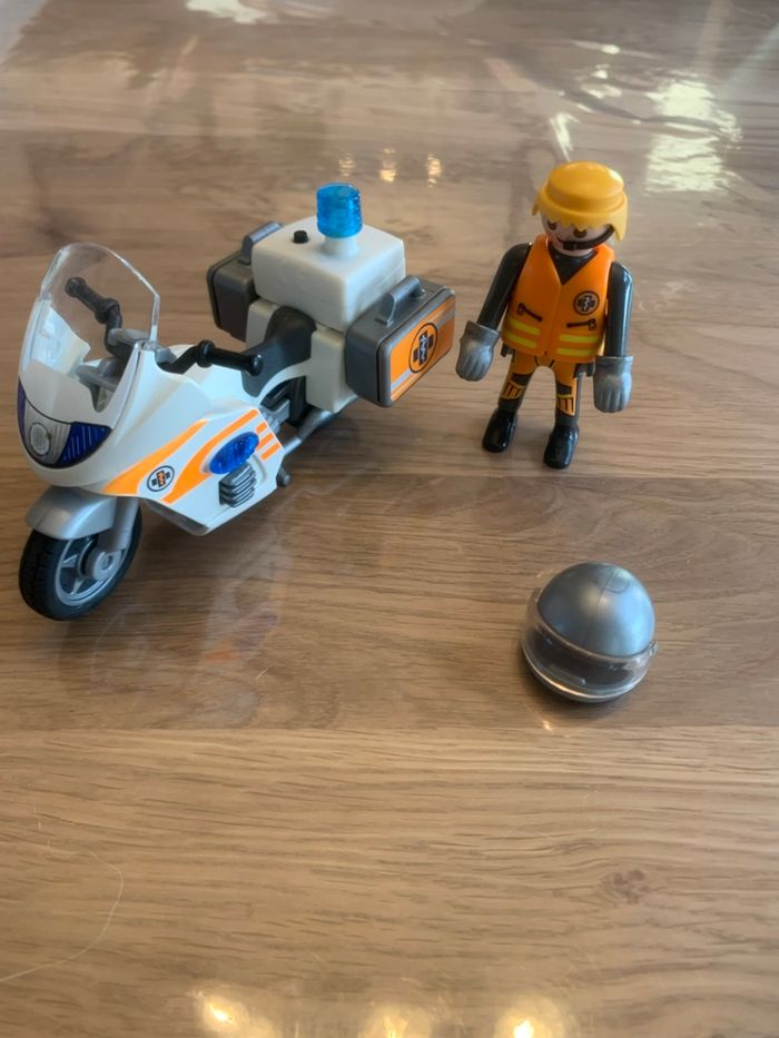 Playmobil set 70051 - Urgentiste et moto - photo numéro 2