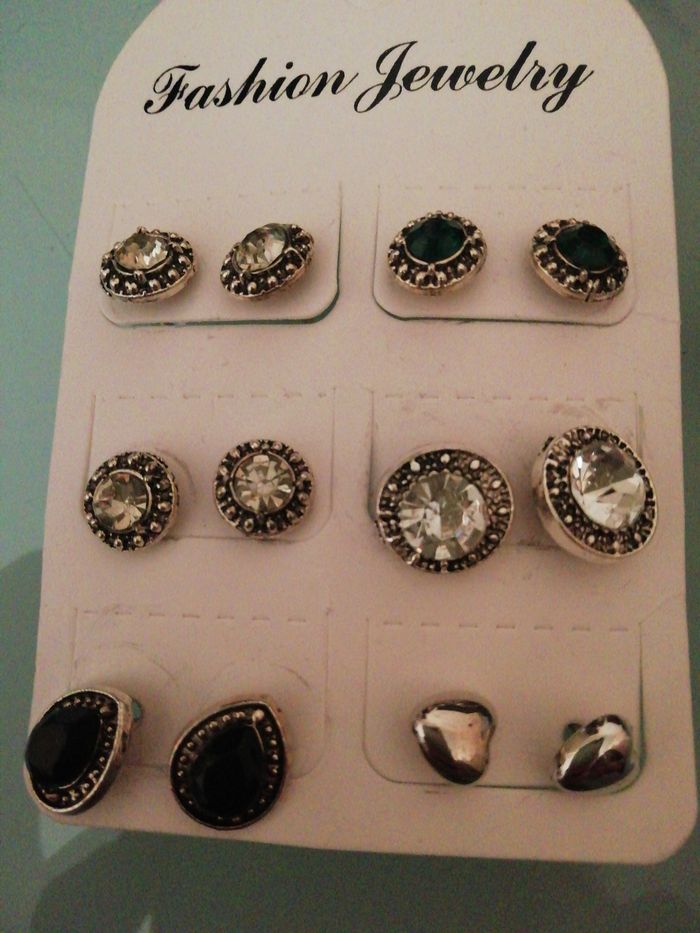 Boucles d'oreilles, (12)