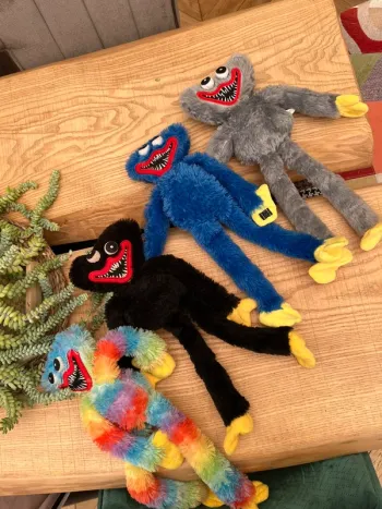 Huggy wuggy lot de 4 peluches différentes noire bleu pastel multicolore grise