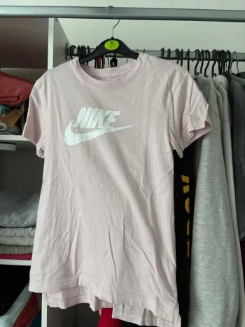 Tee-shirts Nike rose