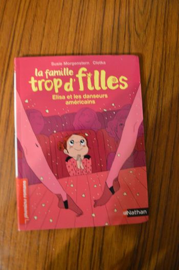 Livre La famille trop d'filles Elisa et les danseurs américains Premiers romans