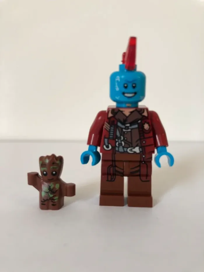 Figurine type lego Yondu et Groot. Marvel