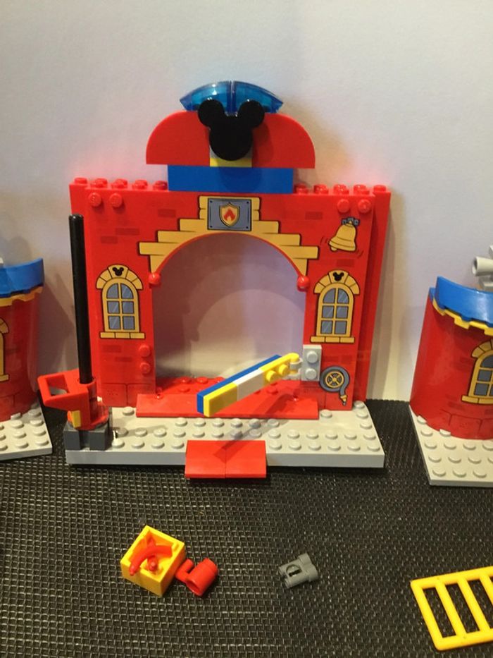 Lego lot 10776 non complet la caserne de pompiers de Mickey Mouse - photo numéro 3