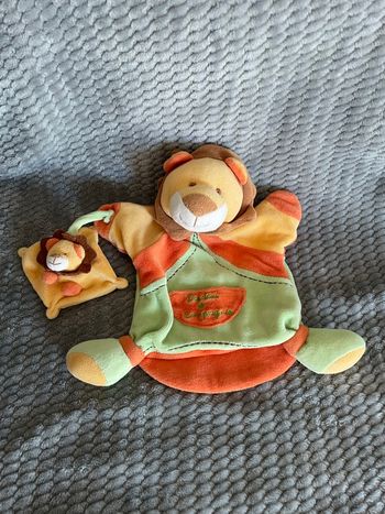 Doudou plat marionnette lion orange vert marron et son bébé Doudou Et Compagnie
