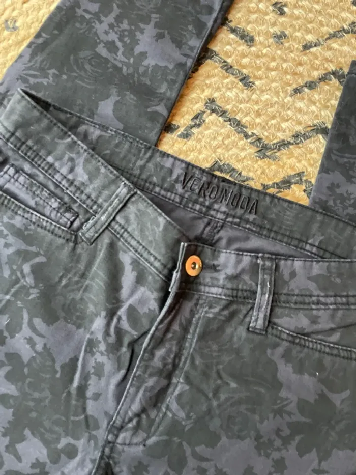 Pantalon skinny noir impression fleurs - photo numéro 2