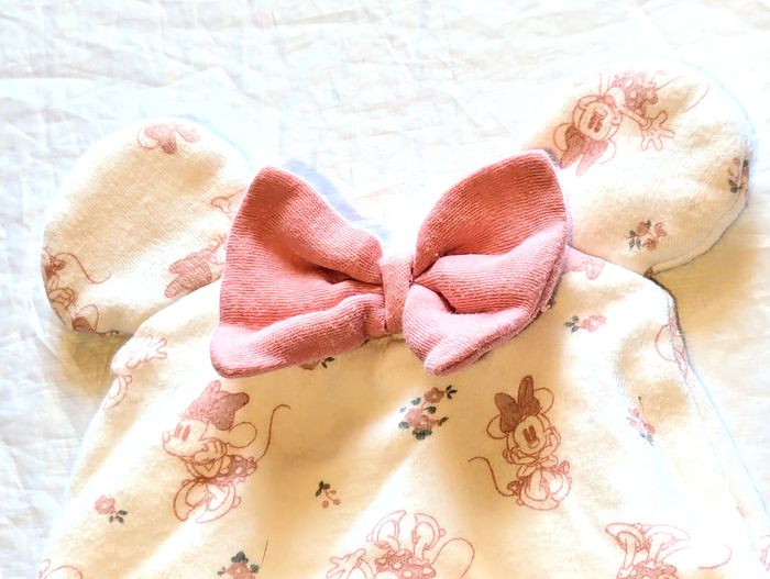 Bonnet Disney Baby Blanc Minnie Fleurs Ruban Rose Grandes Oreilles Minnie Mouse Accessoire Bébés - photo numéro 3