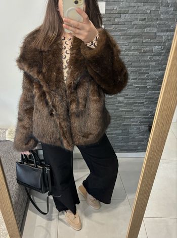 Manteau en fausse fourrure marron – look chic et élégant