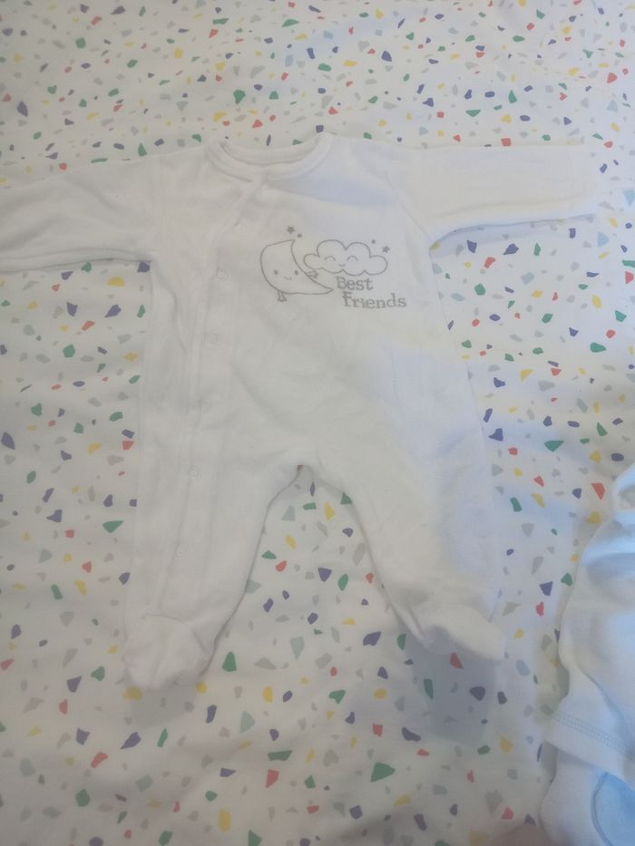 6 pyjamas naissance, très peu portés - photo numéro 4