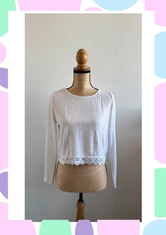 Pull léger blanc avec dentelle