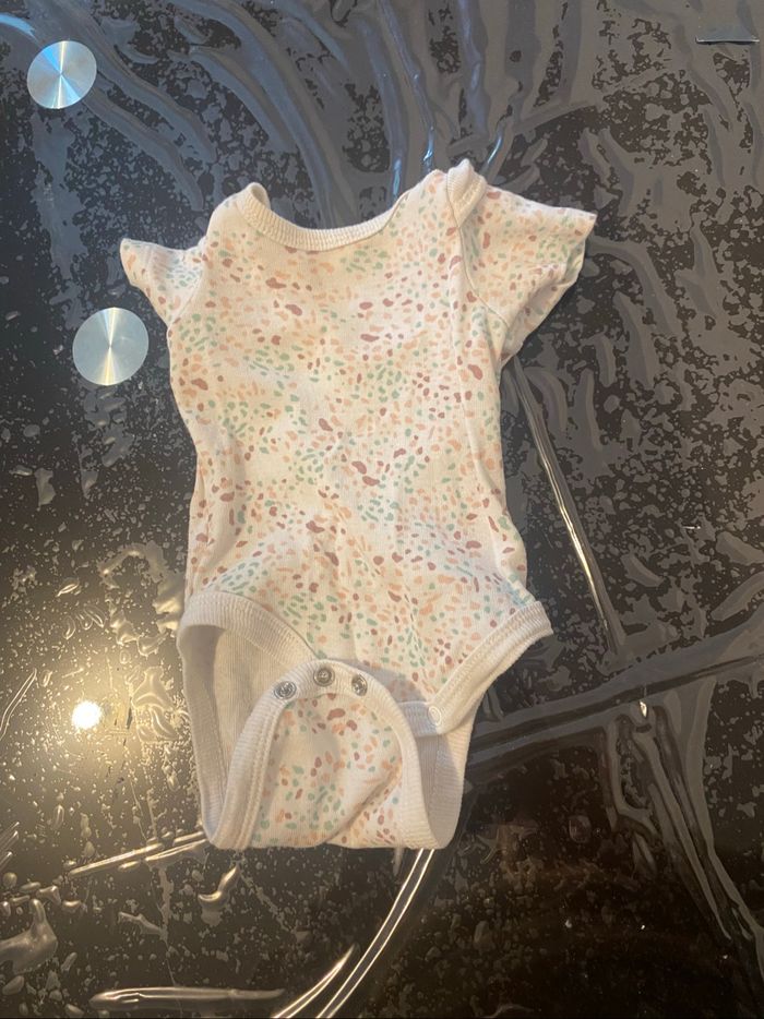 Vends un lot de vêtements ( pyjama , tenues , body , 2 turbulettes ( pas apparente sur les photos car pas assez de place ) - photo numéro 3