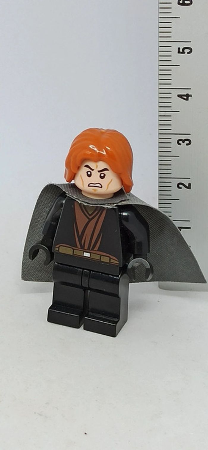 Figurine homme avec cape grise lego