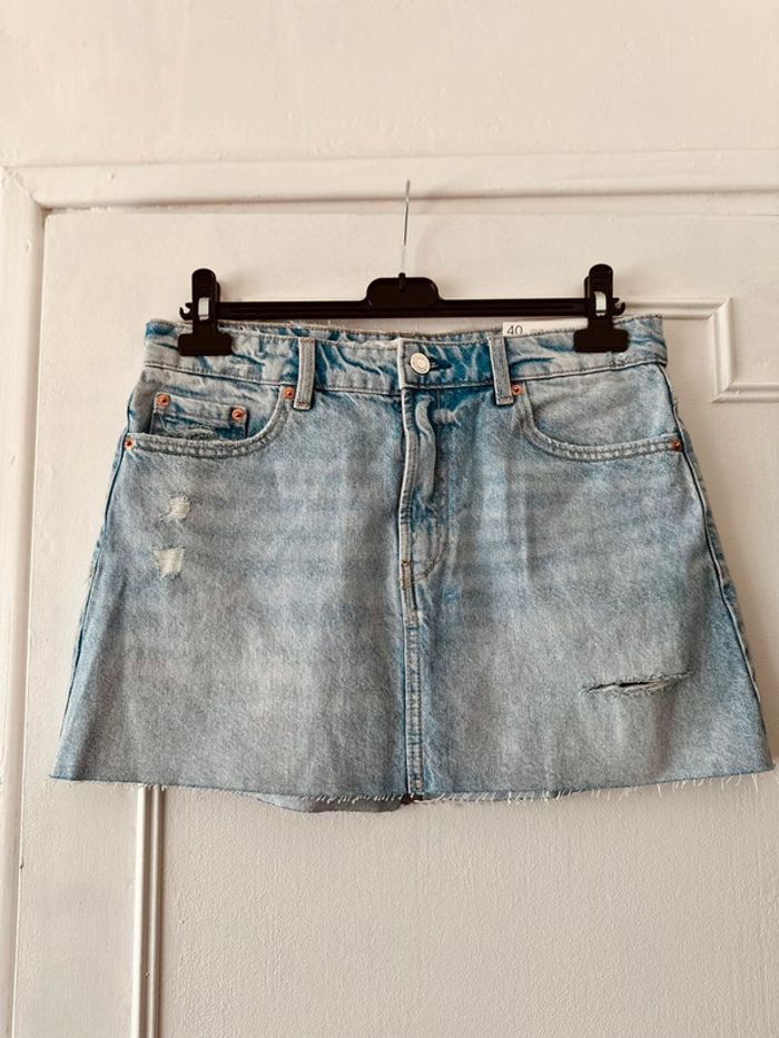 Mini jupe en jean taille haute trouée bleu clair taille 40 Stradivarius