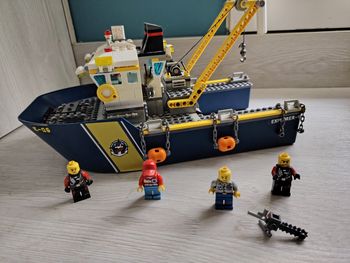 Grand bateau lego remorqueur