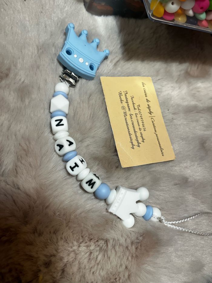 Attache tétine couronne