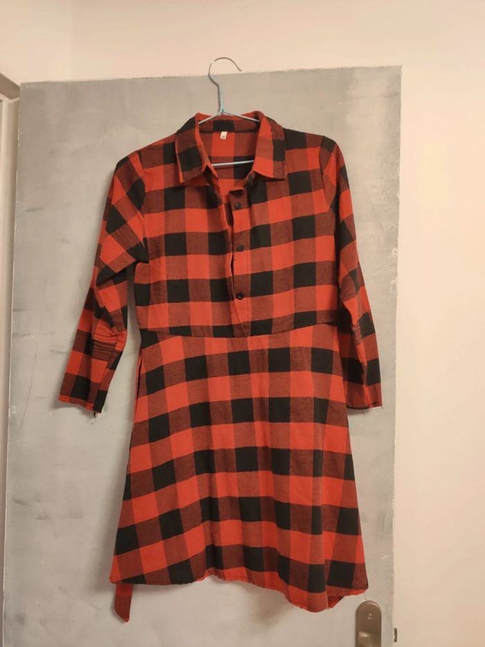 Robe légère à carreaux rouge et noire