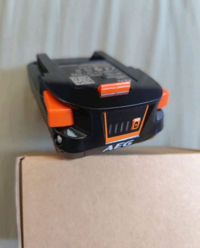 Batterie AEG  Pro 2.0Ah 18v Neuve - photo numéro 2