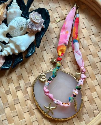 Collier fantaisie tissu multicolore avec breloques dorées étoile de mer et coquillages