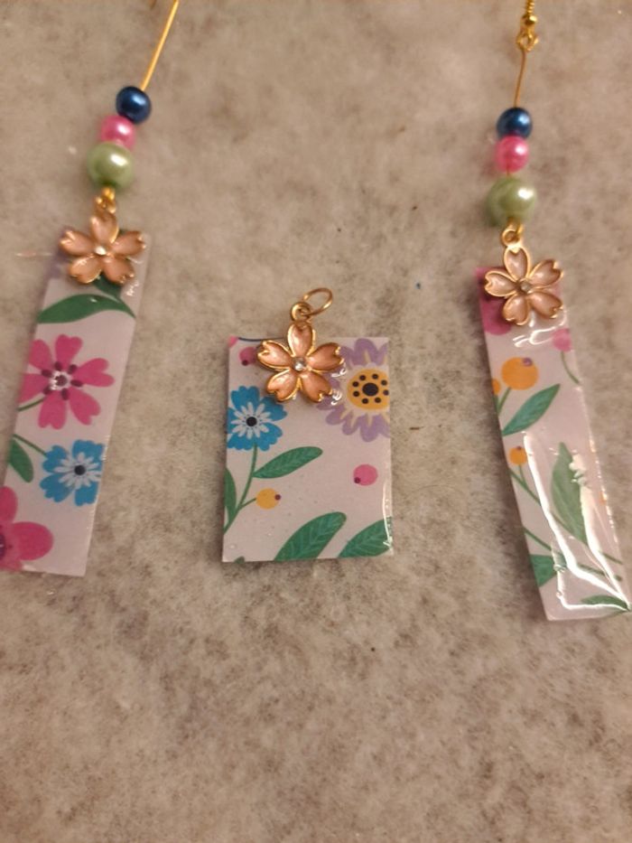 Boucles d'oreilles pendante avec pendentif multicolore en résine - photo numéro 6