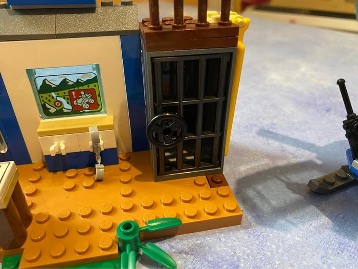 Lego junior city 10751 La course-poursuite à la montagne - photo numéro 7