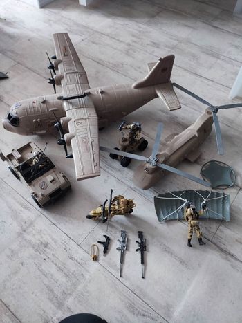 Lot véhicules militaires