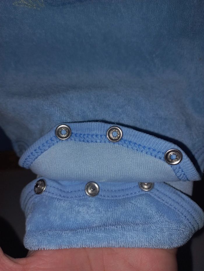 Lot 2 bodies sans manches garçon excellent état taille 6 mois - photo numéro 6