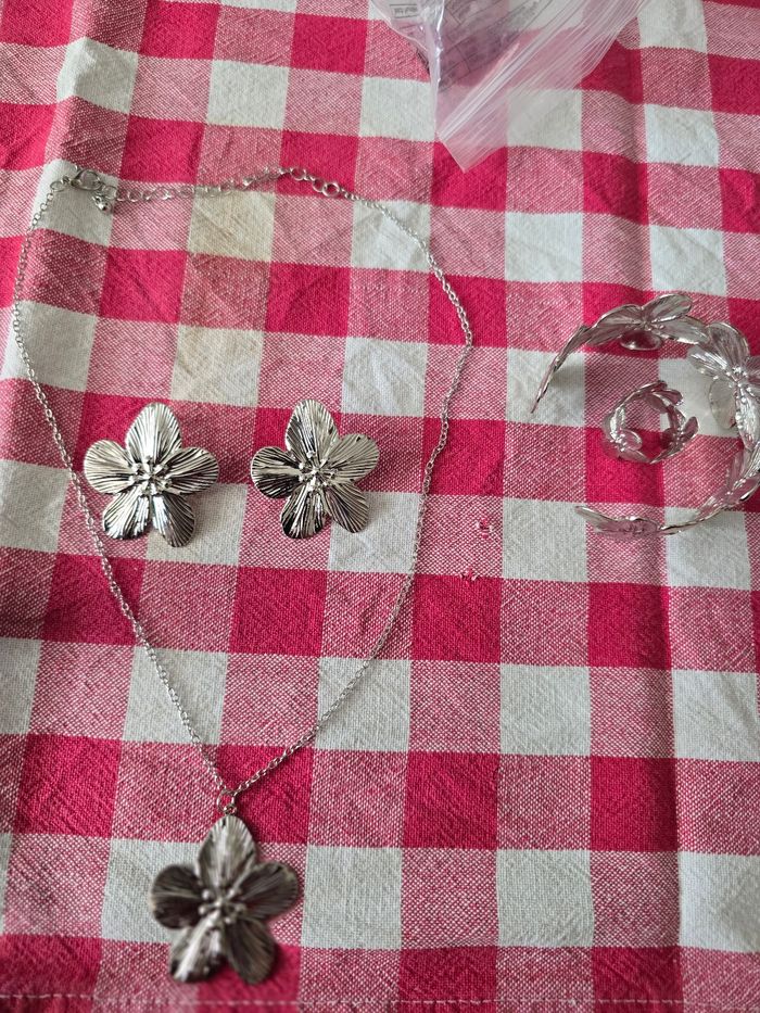 Parrure de bijoux argente en fleur