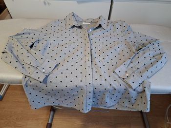 Joli chemisier femme Cache Cache 44 gris à pois noirs très bon état