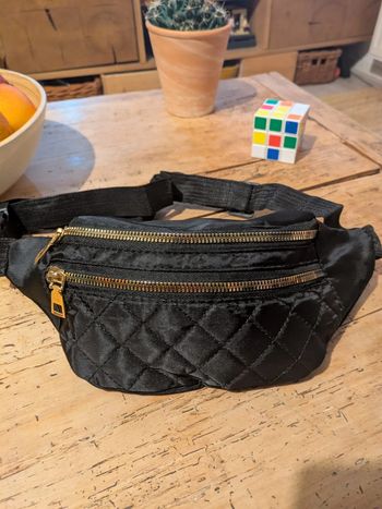 🖤 Banane Noire Matelassée – L’Accessoire Stylé et Pratique ! 🖤