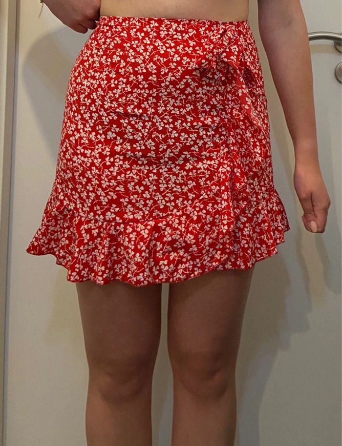 Jupe rouge à fleurs