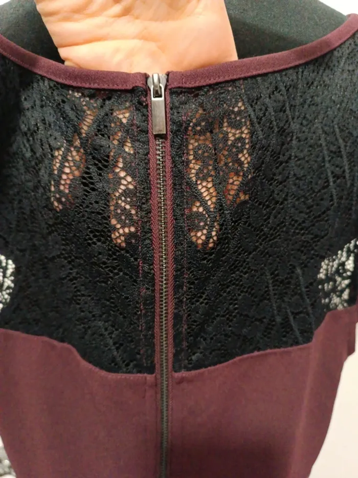 Robe bordeaux avec dentelles - photo numéro 5