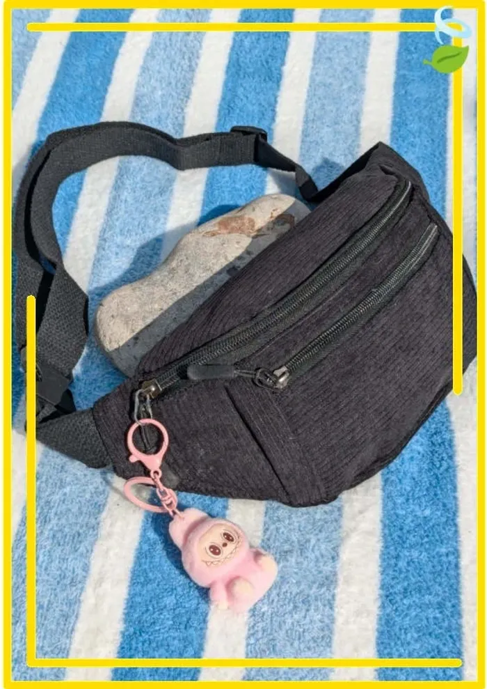 Sac banane velours côtelé noir + porte-clés peluche rose