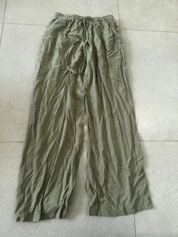 Pantalon vert en très bon état , élastique à la taille  34/36x95cm