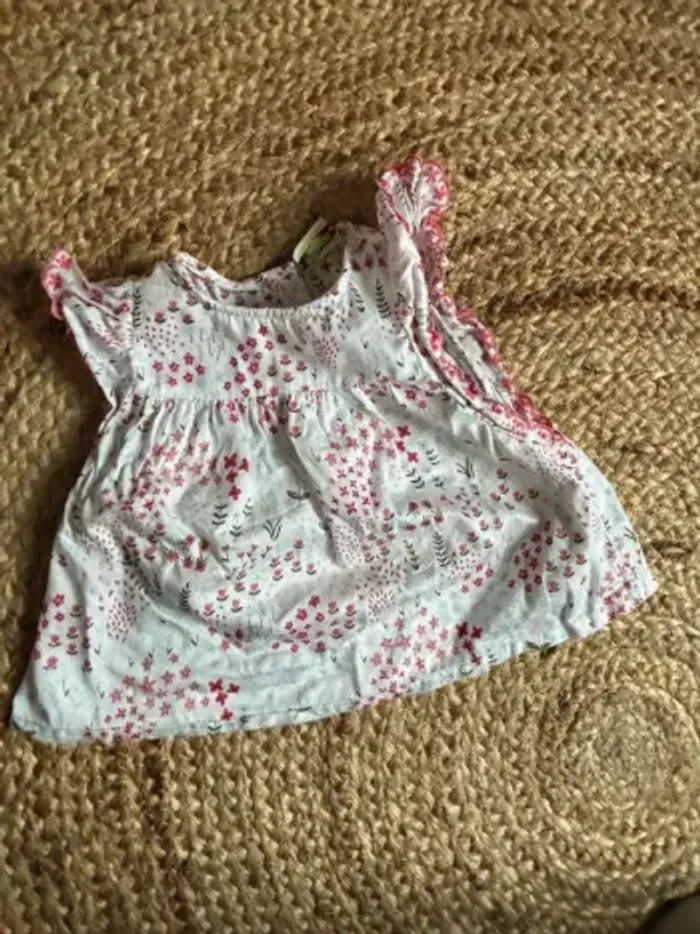 Blouse TAO 12 mois parfait état blanche fleuri