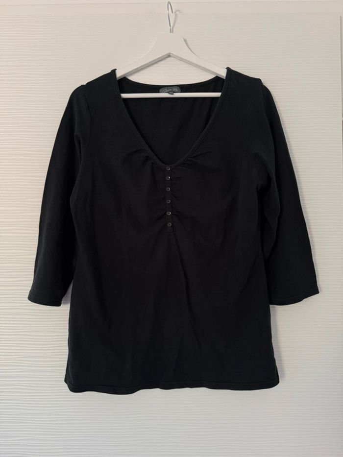 Haut t-shirt à manches longues 3/4 fluide noir uni simple basique col V décolleté avec boutons