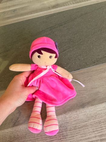 Jolie petite poupée en peluche