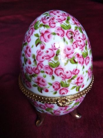 Oeuf en porcelaine avec des roses roses