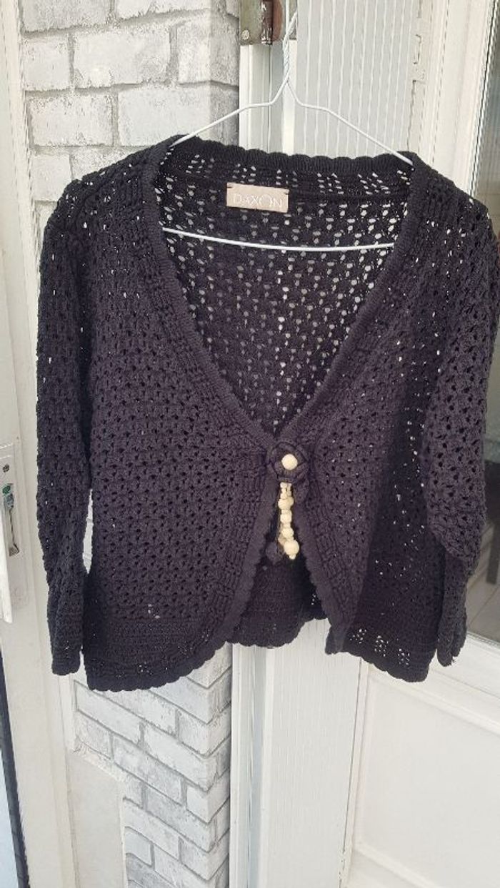 gilet noire fermé par une fantaisie