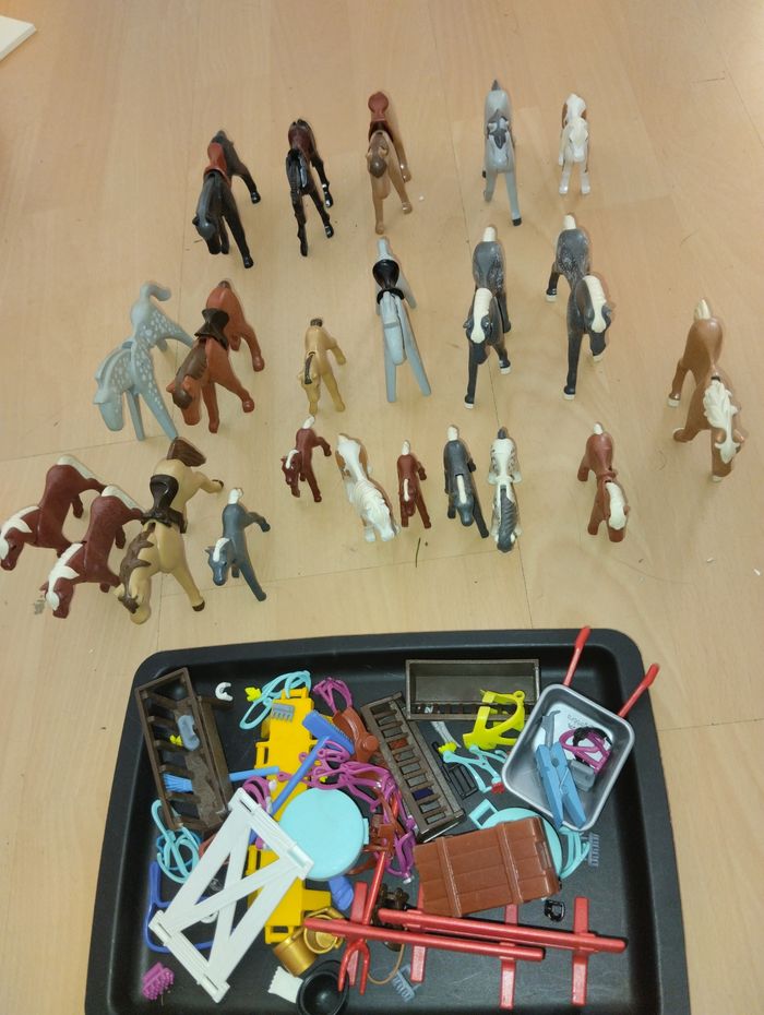 Lot de chevaux playmobil avec accessoires équitation