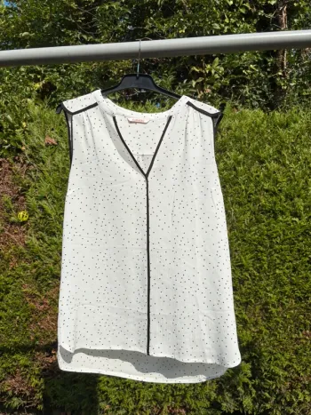 Débardeur style blouse blanc à pois noirs et bleus rétro – Marque Camaïeu