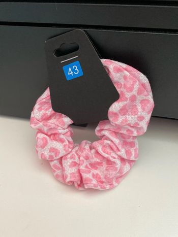 Chouchou blanc tacheté rose